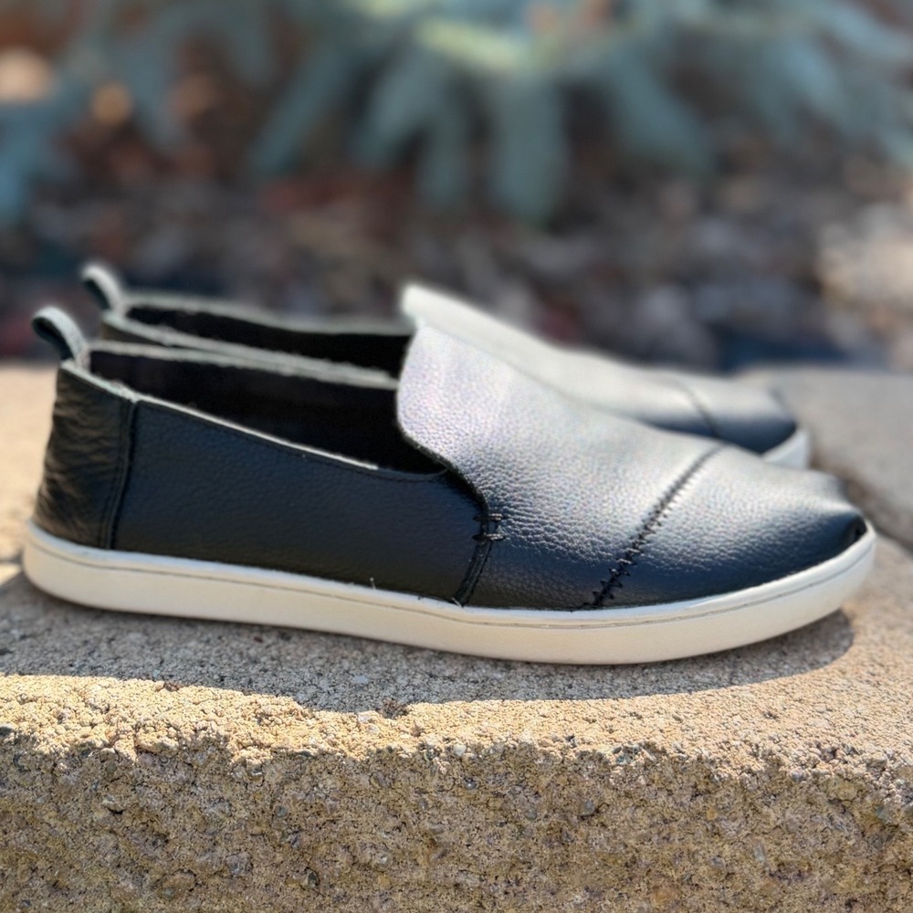 TOMS Avalon Black Pebbled Leather Slip On Sneakers Womens 6 Low Top Flats
